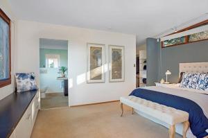Ένα ή περισσότερα κρεβάτια σε δωμάτιο στο Leura Designer Retreat 3 Bedroom, 2 Bathroom, Firepit, Fireplace, Pet Friendly, Peaceful, Large Tree Lined Backyard