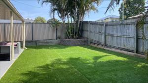 Κήπος έξω από το Smart Suites Self Check-in Apartments - S Stockport