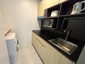Kuchyň nebo kuchyňský kout v ubytování Kamala Ocean view 1 BR apt with pool, gym & spa - Oceana C63