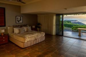 une chambre avec un lit avec vue sur l'océan dans l'établissement Ardea Whitsundays, à Airlie Beach 33 autres photos