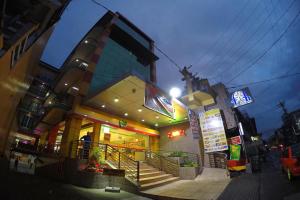 Un escaparate de un edificio por la noche en Taj Hotel Tuguegarao, en Tuguegarao