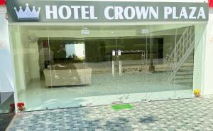 een winkelpui van een hotelkamer met een glazen deur bij Hotel Crown Plaza in Prayagraj