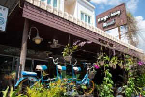 通萨拉Phangan Barsay Hostel的停在大楼外的几辆自行车