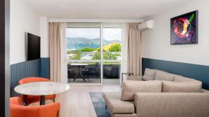 ein Wohnzimmer mit Sofa und Tisch in der Unterkunft Holiday Inn & Suites Port Moresby by IHG in Port Moresby