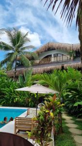 Un complejo con piscina y un edificio con terraza. en Villa Cali Siargao, en General Luna
