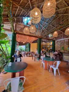 un restaurante con mesas y sillas y gente sentada en Villa Cali Siargao, en General Luna