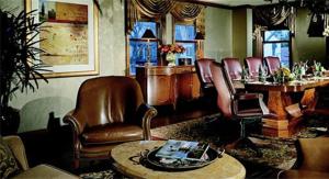 uma sala de estar com cadeiras de couro e uma mesa em The Rose Hotel em Pleasanton