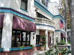 プレザントンにあるThe Rose Hotelの前面にアメリカ旗を掲げた建物