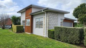 a house with a green yard in front of it at Huntington Hideaway in Hamilton