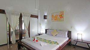 een slaapkamer met een groot wit bed met witte lakens bij Ocean 101 Beach Resort in General Luna +29 foto's