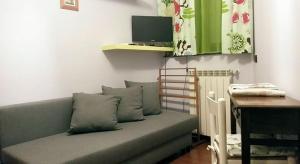 ピサにあるArcobalenoのソファ、テーブル、テレビが備わる客室です。