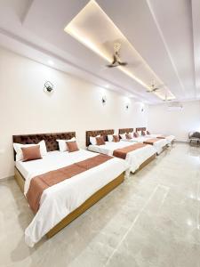 Ένα ή περισσότερα κρεβάτια σε δωμάτιο στο Hotel Sai Inn