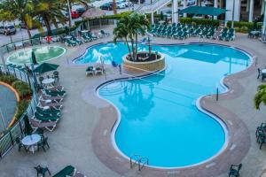 Бассейн в The Resort on Cocoa Beach или поблизости