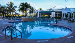 Бассейн в The Resort on Cocoa Beach или поблизости