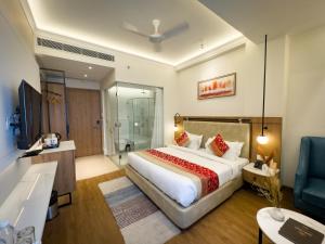 a bedroom with a large bed and a bathroom at New Hotel Broadway in Varanasi