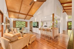 Dapur atau dapur kecil di Yarra Flynns Beach - family home with pool & spa