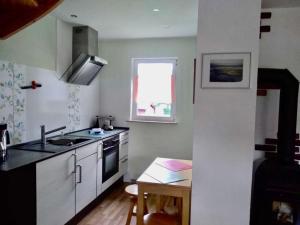 Kuchyň nebo kuchyňský kout v ubytování Ferienhaus direkt am Naturpark und 3 Min zum Linstower See