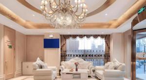 a living room with white furniture and a chandelier at Vienna Hotel Shaanxi Xianyang Huitong China Square in Xianyang +59 photos