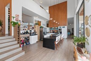 ChantepecにあるLa casita Blanca, it has everythingの部屋にキッチンとカウンターがある店