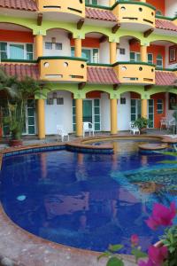 une grande piscine en face d'un hôtel dans l'établissement El Tucan, à Puerto Escondido