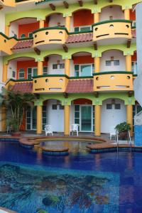 un bâtiment avec une piscine devant dans l'établissement El Tucan, à Puerto Escondido