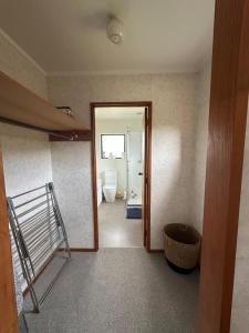 Bilik mandi di Lynmore Views 3 bedroom family home