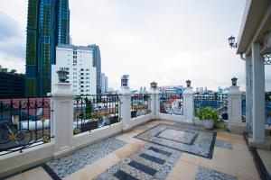 balcone con ringhiera bianca e vista sulla città di Lưu trú Vạn Lợi ad Ho Chi Minh