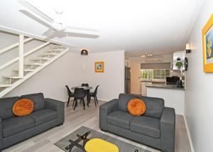 un soggiorno con due divani e un tavolo di Coast Apartments 2 bedroom Hideaway a Torquay