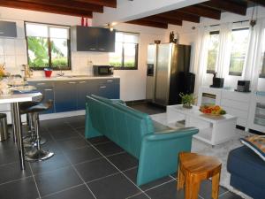 eine Küche mit blauen Stühlen und einem Tisch in der Küche in der Unterkunft Palm Village 134 in Paramaribo