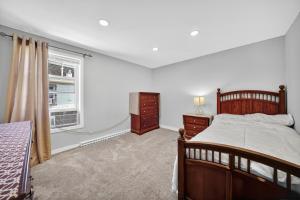 Voodi või voodid majutusasutuse Stylish Downtown Retreat Steps to NYC Duplex toas