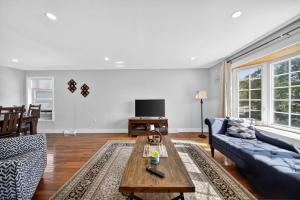 Televiisor ja/või meelelahutuskeskus majutusasutuses Stylish Downtown Retreat Steps to NYC Duplex +25 fotot