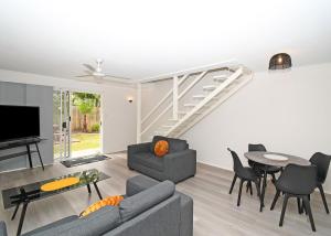 Χώρος καθιστικού στο Coast Apartments Large 2 Bed 1 Bathroom with Pool