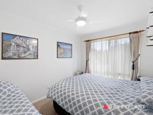 un dormitorio con una cama y una ventana en Glyndon Family Getaway, en Ventnor