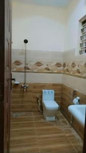 Ένα μπάνιο στο The Nura Nest Residency