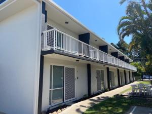 un edificio con un balcone sul lato di Coast Apartments 2 Bedroom Getaway a Torquay