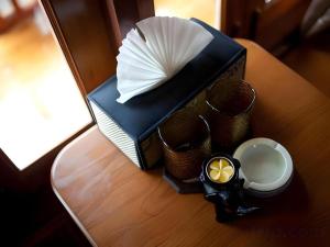 Příslušenství pro přípravu čaje a kávy v ubytování Srisawat Resort