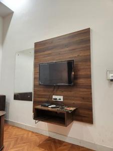 a flat screen tv mounted on a wall at Hotel Surya Inn in Jāmb +21 photos