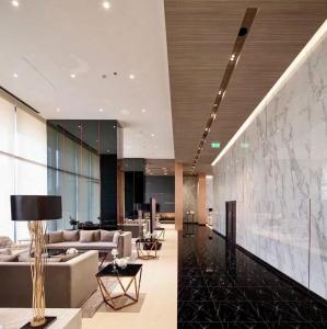 eine Lobby mit Sofas und einer Karte an der Wand in der Unterkunft The Panora Pattaya - 1 bedroom in Pattaya South