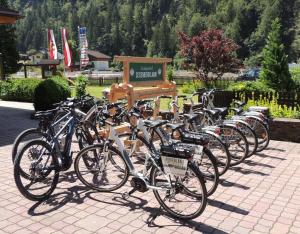une rangée de vélos garés l'un à côté de l'autre dans l'établissement Landgasthof Seisenbergklamm, à Weißbach bei Lofer