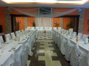Restaurace v ubytování Hotel Centrál Šaľa + 27 fotografií