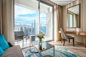 sala de estar con mesa de cristal y ventana grande en MAISON SEAFRONT RESIDENCE Nha Trang, en Nha Trang 102 fotos más
