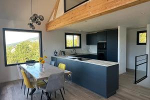Puy-SanièresにあるSpacious house with stunning views Puy-Sanièresのテーブルとダイニングルームのあるキッチン