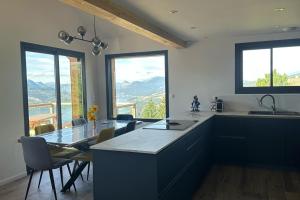 Puy-SanièresにあるSpacious house with stunning views Puy-Sanièresのキッチン(カウンター、テーブル付)が備わります。