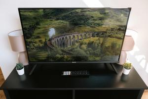 a flat screen tv sitting on top of a table at City Apartment in Kirchheim unter Teck