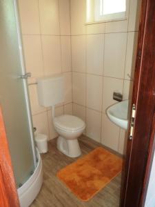A bathroom at Apartments Karoma