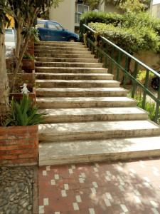un conjunto de escaleras de hormigón con una barandilla verde en Casa Assuntina, en Cefalú