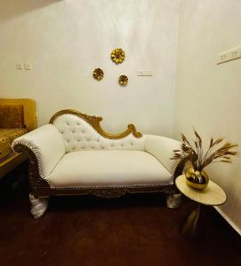 Sofá blanco en una habitación con mesa en House of Bamboos, en Anjuna