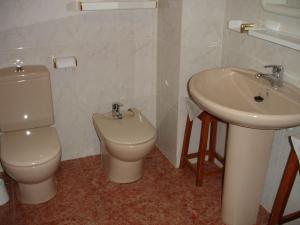 y baño con aseo y lavamanos. en Apartamentos Raymar, en Oropesa del Mar