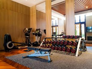 Un gimnasio con un montón de equipos en una habitación. en Jin Bei Palace Hotel, en Sihanoukville