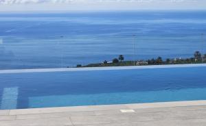 Una gran piscina con vista al mar. en Casa Laina, en Tijarafe